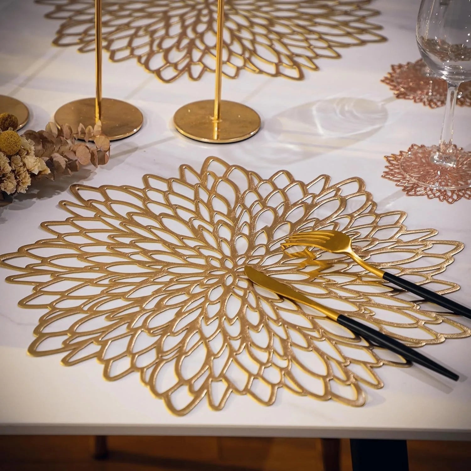 10 PCS Gold Placemats Set of Table Mats Gold Charger Plates Place Mats & 8 Pcs Coasters Wipeable Modern Holiday Round Placemats for Christmas Thanksgiving Farmhouse Wedding Dining Table Setting Decor - Smoothy Home