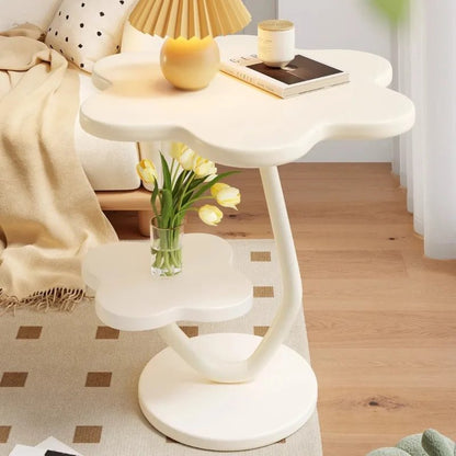 A few cream windblown hair and a few small coffee tables in the living room, a small dining table in the home, a small apartment - Smoothy Home