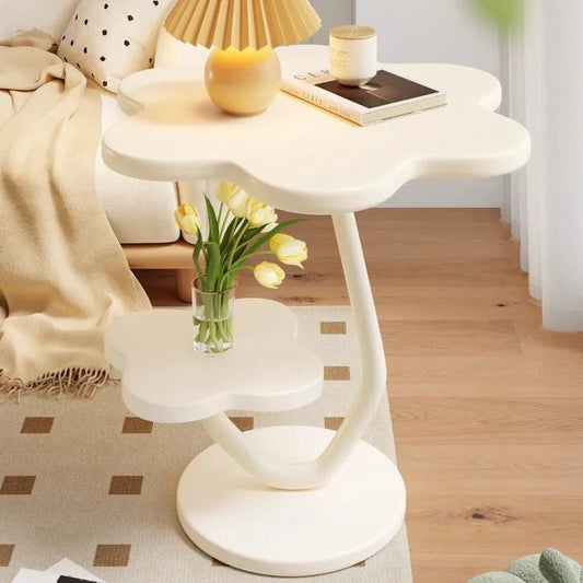 A few cream windblown hair and a few small coffee tables in the living room, a small dining table in the home, a small apartment - Smoothy Home