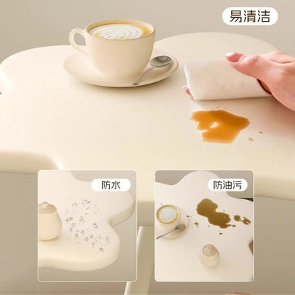 A few cream windblown hair and a few small coffee tables in the living room, a small dining table in the home, a small apartment - Smoothy Home