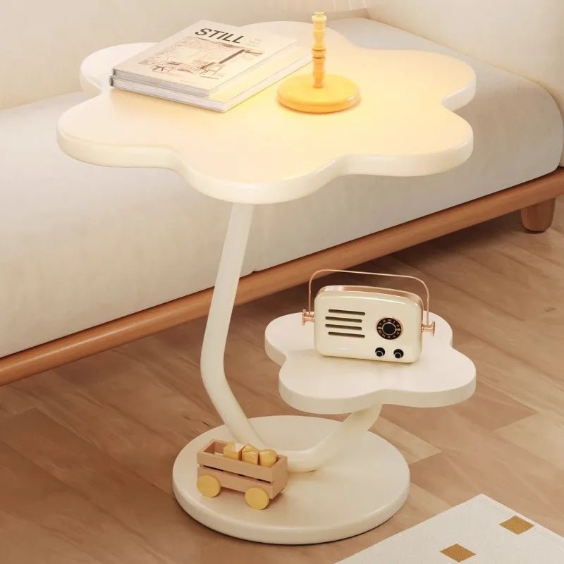 A few cream windblown hair and a few small coffee tables in the living room, a small dining table in the home, a small apartment - Smoothy Home