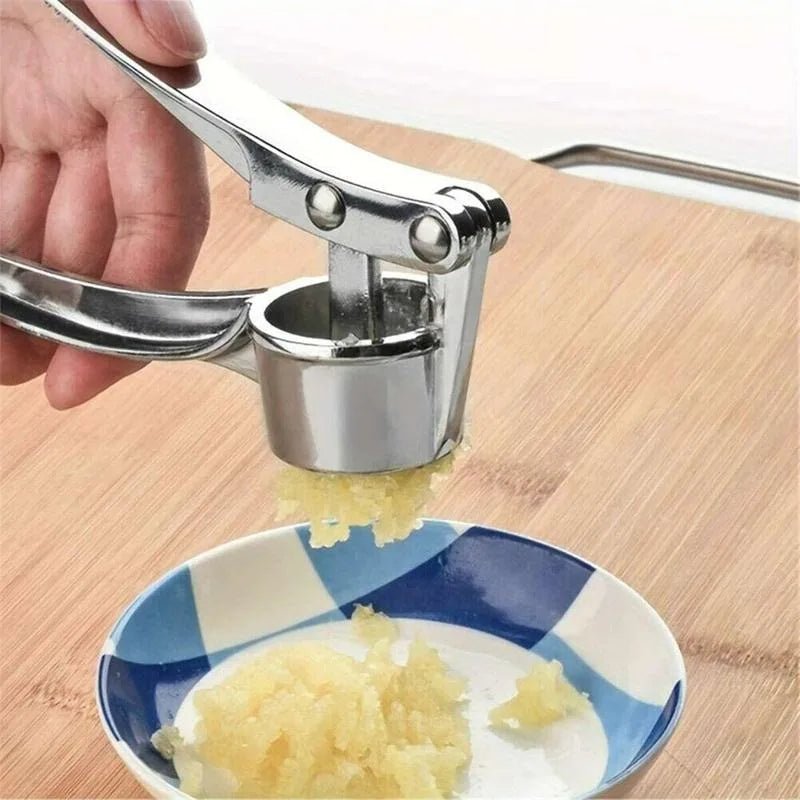 Heavy Duty Garlic Press with Studs Easy Squeeze Garlic Mincer Rust Proof Dishwasher Safe Ginger Crusher Kitchen Tool - Smoothy Home